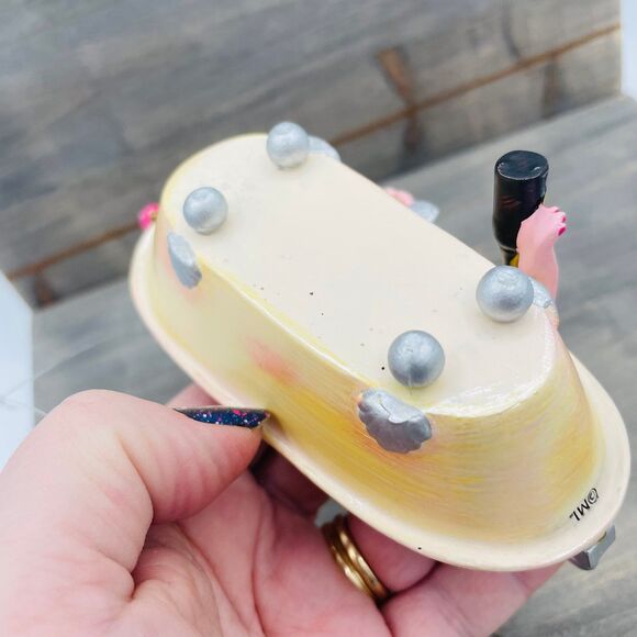 Unique Flirty Feathers Flamingo Taking a Bubble Bath Ornament Margaret Le Van - Picture 7 of 8